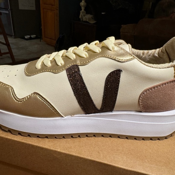 Adorable Style Trending Ladies Tennis Sz 9. Brand New - Picture 2 of 11